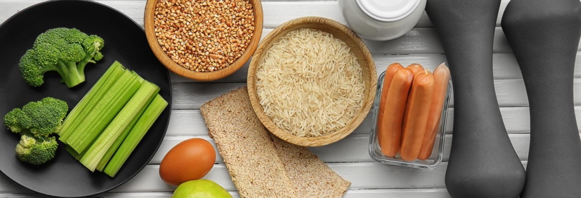 Различные продукты со спортивным инвентарем на деревянном столе Концепция здравоохранения