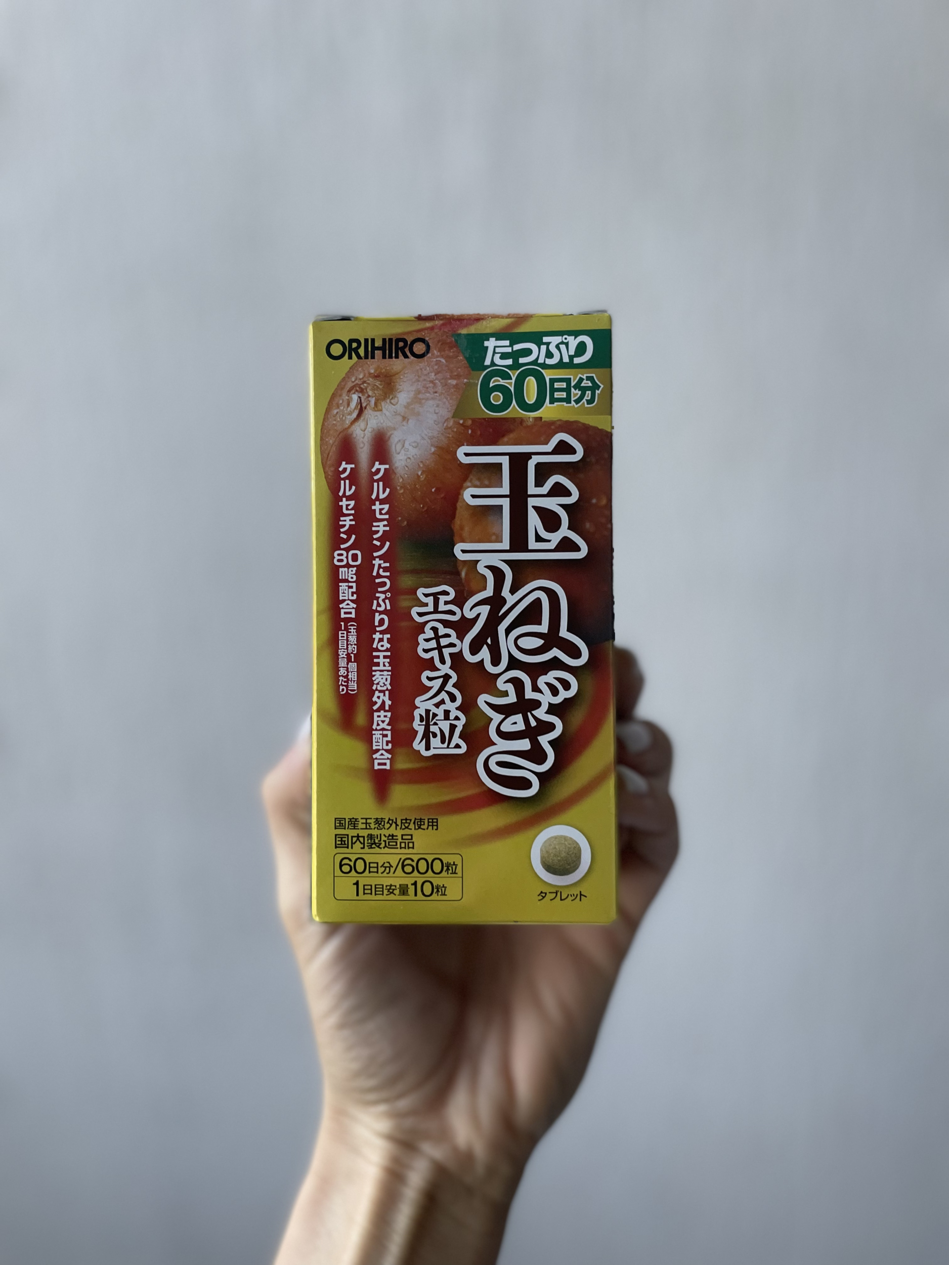 Экстракт лука ORIHIRO в руке Экстракт лука ORIHIRO в руке